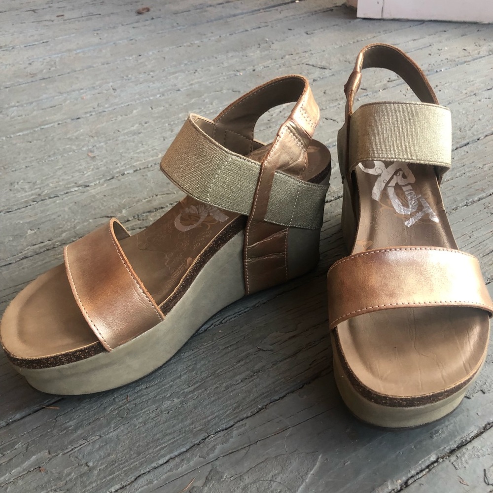 OTBT Bushnell Wedge Sandals in Gold